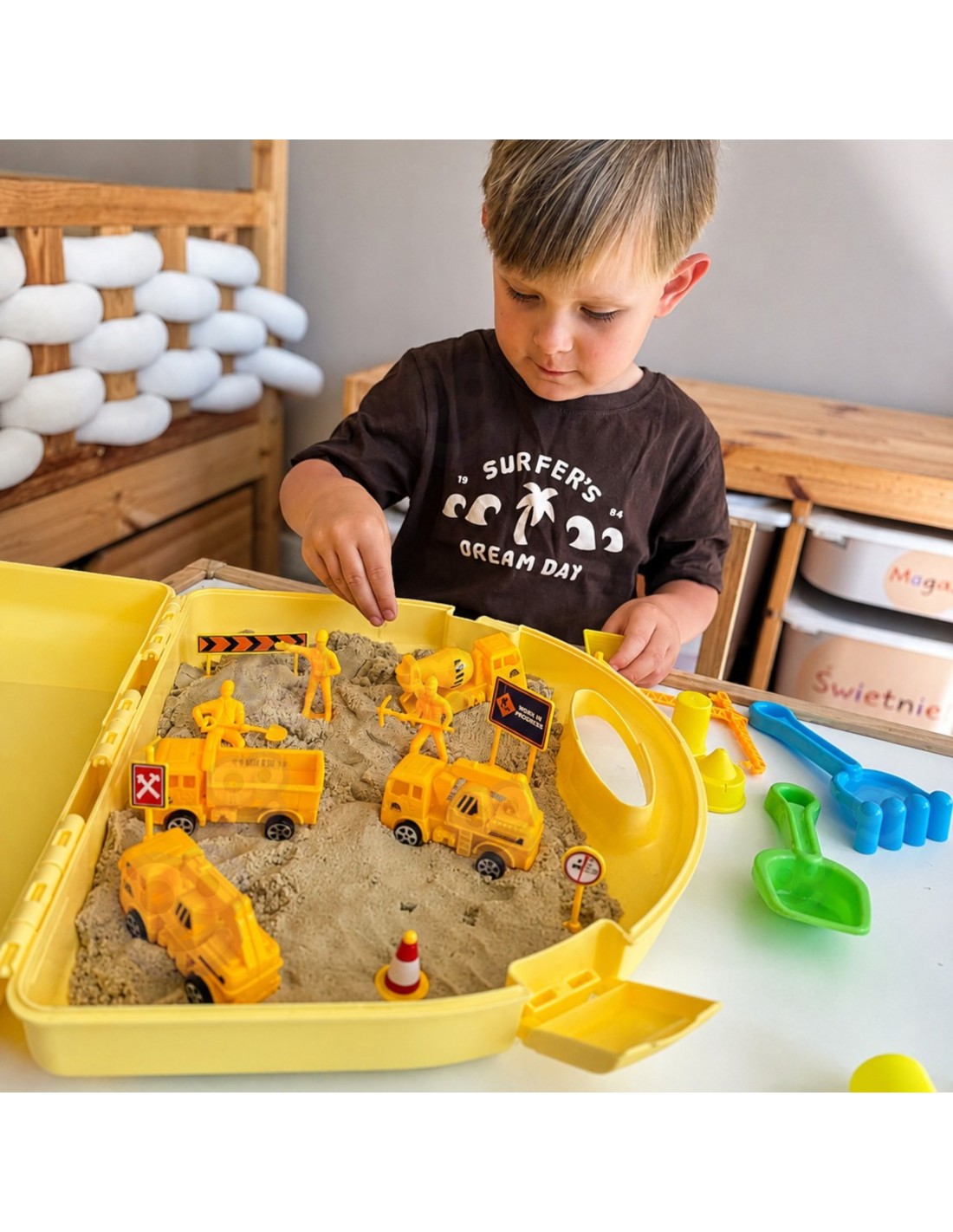 woopie-kinetic-sand-construction-site-suitcase-crane-cars